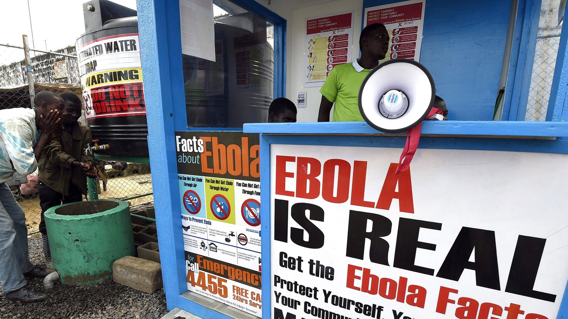 Ein Schild in Liberia warnt vor Ebola. In Westafrika sind bislang rund 3.000 Menschen an dem Virus gestorben. Ein Schild in Liberia warnt vor Ebola. In Westafrika sind bislang rund 3.000 Menschen an dem Virus gestorben.