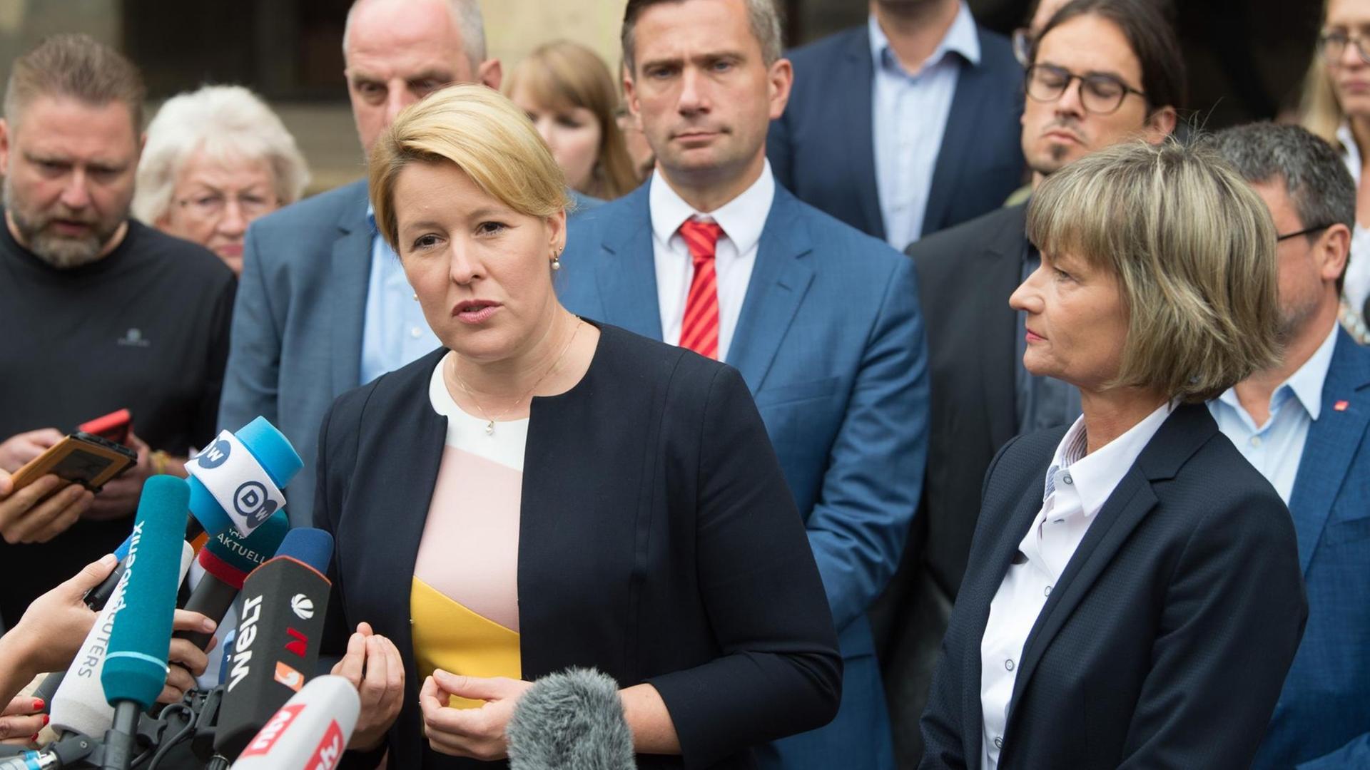 Sachsen, Chemnitz: Bundesfamilienministerin Franziska Giffey (l.) beantwortet neben Martin Dulig (M), stellvertretender Ministerpräsident von Sachsen, und Barbara Ludwig (alle SPD, r.), Bürgermeisterin von Chemnitz, vor dem Rathaus die Fragen der Journalisten. Sachsen, Chemnitz: Bundesfamilienministerin Franziska Giffey (l.) beantwortet neben Martin Dulig (M), stellvertretender Ministerpräsident von Sachsen, und Barbara Ludwig (alle SPD, r.), Bürgermeisterin von Chemnitz, vor dem Rathaus die Fragen der Journalisten.