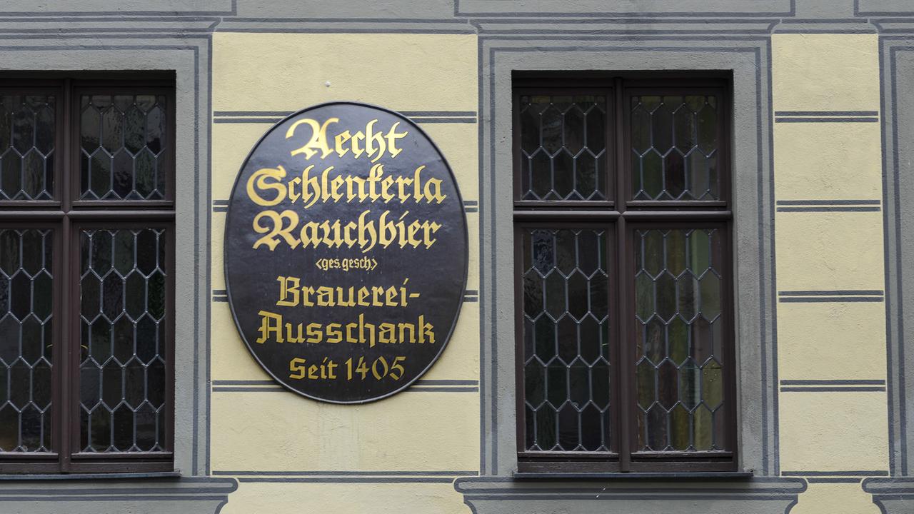 Die historische Brauereigaststätte Schlenkerla in Bamberg bietet das "Aecht Schlenkerla Rauchbier" an. 
