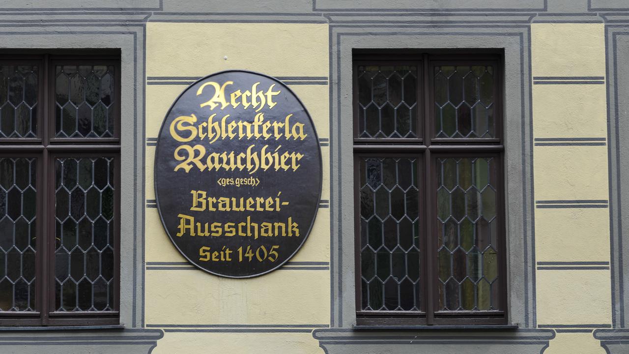 Die historische Brauereigaststätte Schlenkerla in Bamberg bietet das "Aecht Schlenkerla Rauchbier" an. Die historische Brauereigaststätte Schlenkerla in Bamberg bietet das "Aecht Schlenkerla Rauchbier" an.