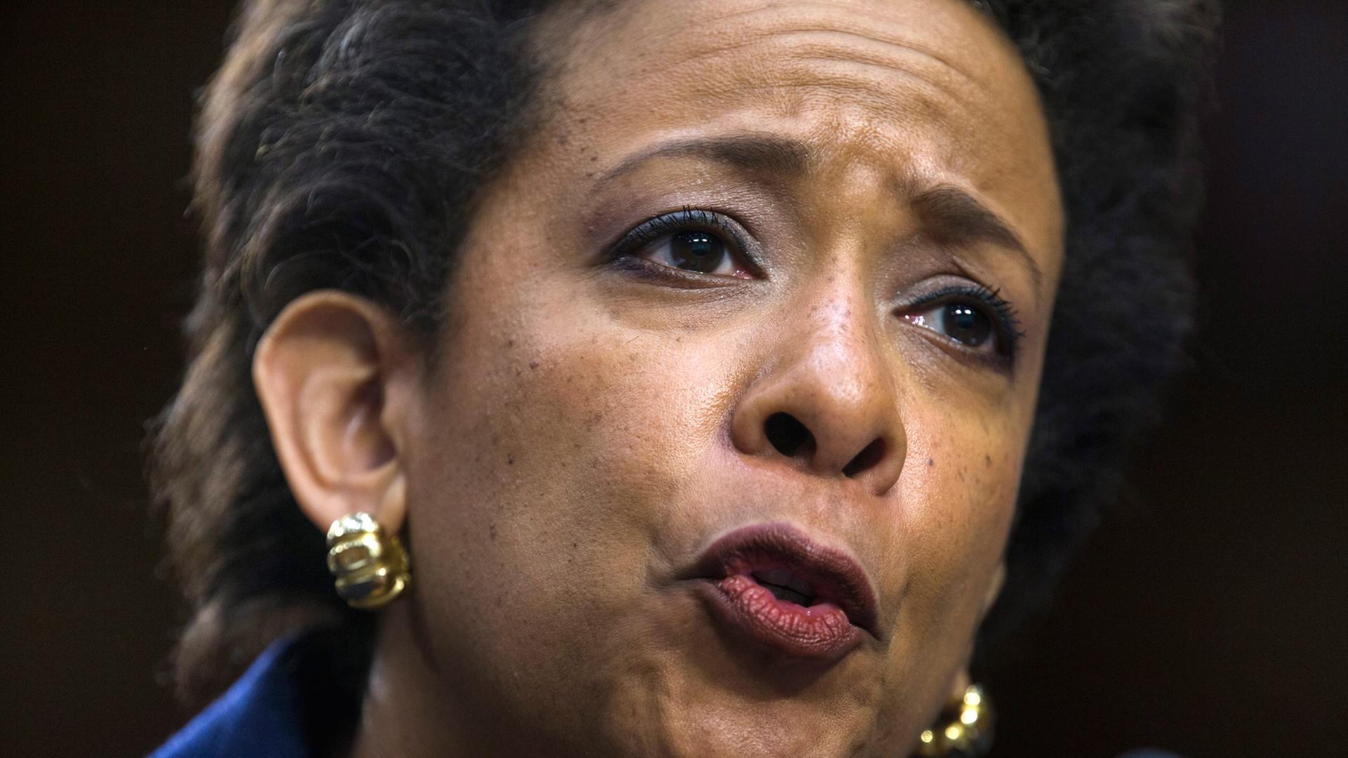 Staatsanwältin Loretta Lynch bei ihrer Anhörung im US-Senat. Sie ist designierte Nachfolgerin von Justizminister Eric Holder. Staatsanwältin Loretta Lynch bei ihrer Anhörung im US-Senat. Sie ist designierte Nachfolgerin von Justizminister Eric Holder.