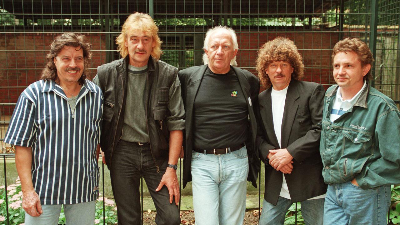 Leipzig (Sachsen): Die ostdeutsche Rockband "Die Puhdys" am 04.09.1997 nach einer Tigertaufe im Leipziger Zoo. Die Altrocker Dieter Hertrampf, Dieter Birr, Peter Meyer, Harry Jeske und Klaus Scharfschwerdt (v.l.n.r.) treten letztmalig in dieser Formation am 14. September 1997 in Dresden und am 3. Oktober 1997 in Rostock, derHeimat von Harry Jeske, auf. Der dann 60jährige Bassist und Mitbegründer der Band Harry Jeske will aus gesundheitlichen Gründen nach 28 Jahren aussteigen. Leipzig (Sachsen): Die ostdeutsche Rockband "Die Puhdys" am 04.09.1997 nach einer Tigertaufe im Leipziger Zoo. Die Altrocker Dieter Hertrampf, Dieter Birr, Peter Meyer, Harry Jeske und Klaus Scharfschwerdt (v.l.n.r.) treten letztmalig in dieser Formation am 14. September 1997 in Dresden und am 3. Oktober 1997 in Rostock, derHeimat von Harry Jeske, auf. Der dann 60jährige Bassist und Mitbegründer der Band Harry Jeske will aus gesundheitlichen Gründen nach 28 Jahren aussteigen.