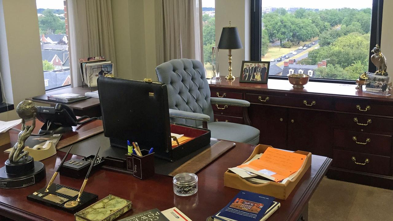 An diesem Schreibtisch arbeitet Ex-Außenminister Colin Powell.