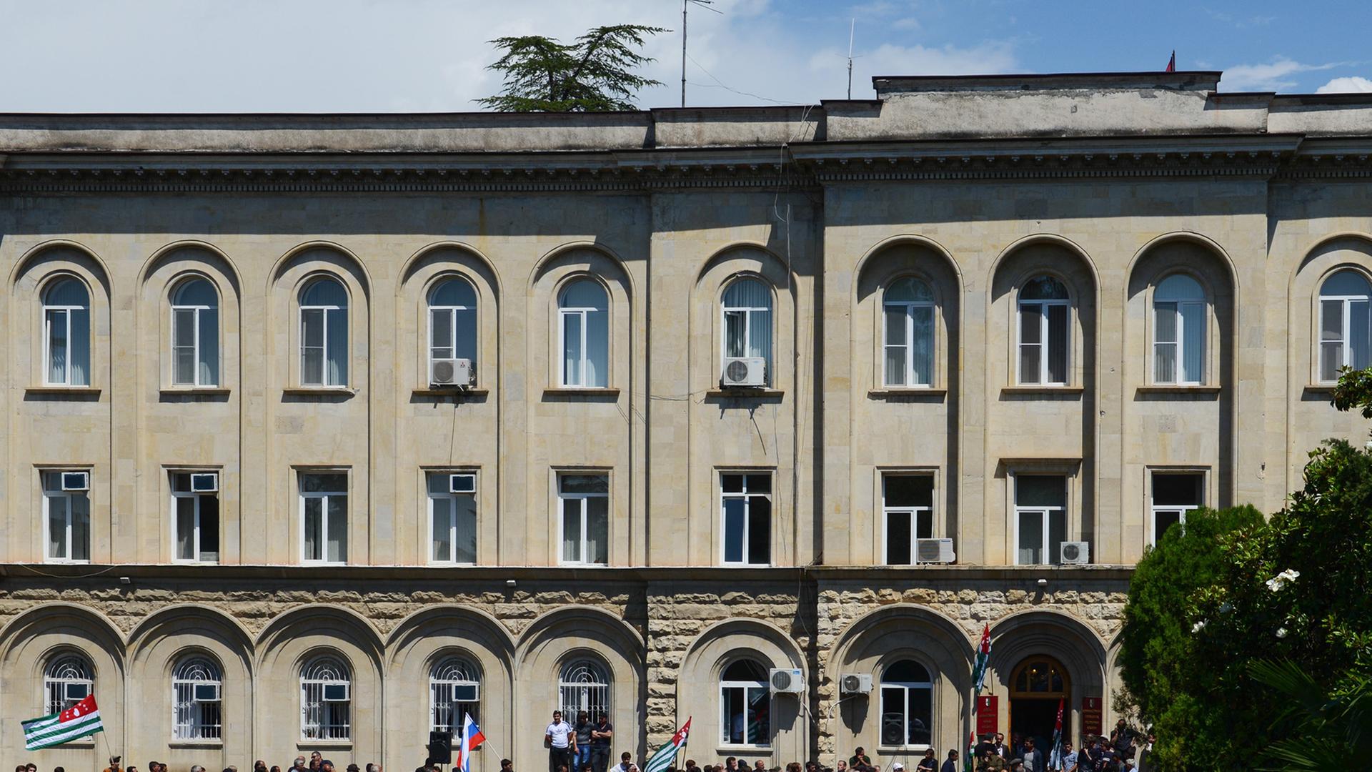 Unterstüzer der Opposition protestieren vor dem Büro von Präsident Ankvab. Unterstüzer der Opposition protestieren vor dem Büro von Präsident Ankvab.