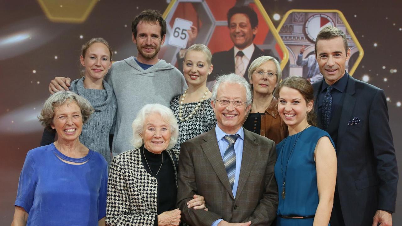 Die Familie des früheren Moderators Hans Rosenthal - Birgit Hofmann (l-r), Beate Hofmann, Traudel Rosenthal, Felix Hofmann, Rebecca Rosenthal, Gert Rosenthal, Sabine Goehr-Rosenthal und Debora Rosenthal - steht am 25.09.2013 in Berlin beim Fototermin nach der Aufzeichnung zur Sendung "Das ist Spitze!" mit Moderator Kai Pflaume zusammen. Die Familie des früheren Moderators Hans Rosenthal - Birgit Hofmann (l-r), Beate Hofmann, Traudel Rosenthal, Felix Hofmann, Rebecca Rosenthal, Gert Rosenthal, Sabine Goehr-Rosenthal und Debora Rosenthal - steht am 25.09.2013 in Berlin beim Fototermin nach der Aufzeichnung zur Sendung "Das ist Spitze!" mit Moderator Kai Pflaume zusammen.