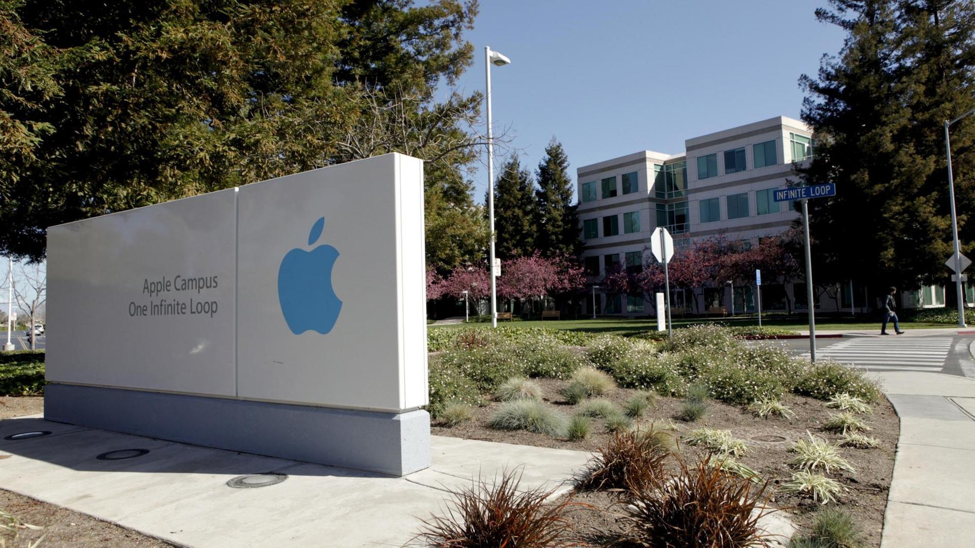 Der Haupteingang der Apple-Zentrale in Cupertino (USA). Der Haupteingang der Apple-Zentrale in Cupertino (USA).