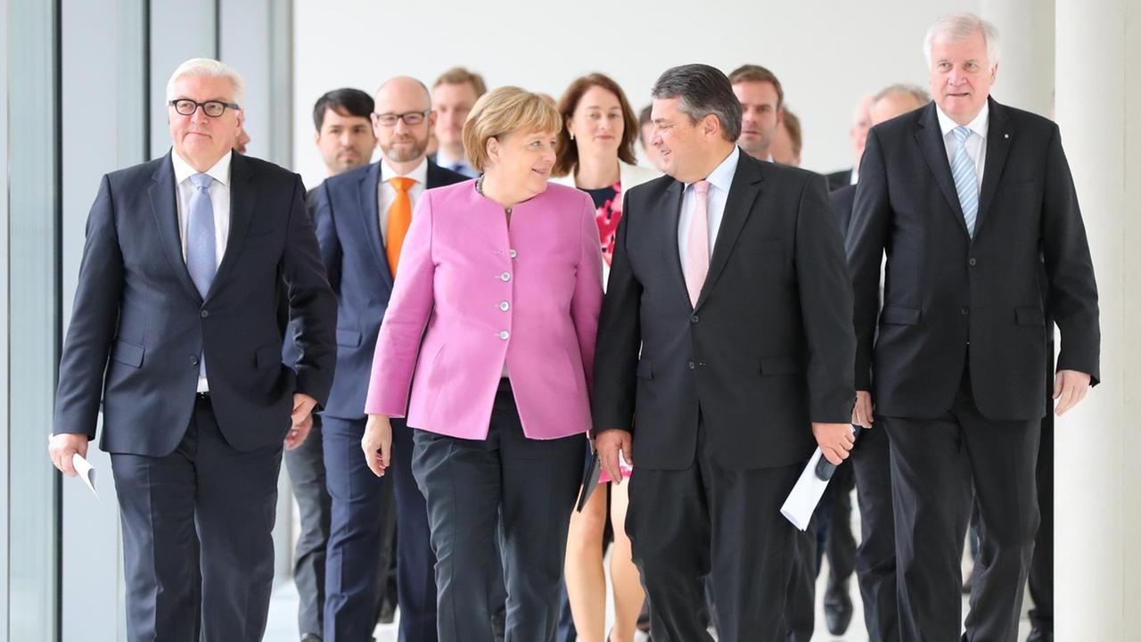 Die Parteichefs der Großen Koalition kommen zu einer Pressekonferenz im Reichstagsgebäude in Berlin, um Außenminister Frank-Walter Steinmeier als ihren gemeinsamen Kandidaten für das Amt des Bundespräsidenten vorzustellen. Die Parteichefs der Großen Koalition kommen zu einer Pressekonferenz im Reichstagsgebäude in Berlin, um Außenminister Frank-Walter Steinmeier als ihren gemeinsamen Kandidaten für das Amt des Bundespräsidenten vorzustellen.