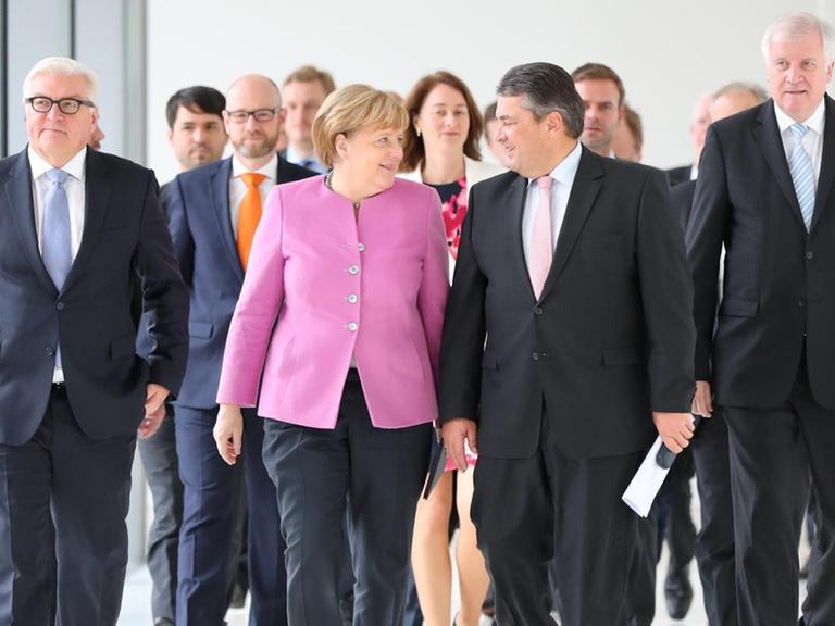 Die Parteichefs der Großen Koalition kommen zu einer Pressekonferenz im Reichstagsgebäude in Berlin, um Außenminister Frank-Walter Steinmeier als ihren gemeinsamen Kandidaten für das Amt des Bundespräsidenten vorzustellen.