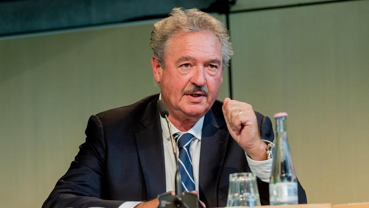 Jean Asselborn spricht bei der Podiumsdiskussion Jean Asselborn spricht bei der Podiumsdiskussion