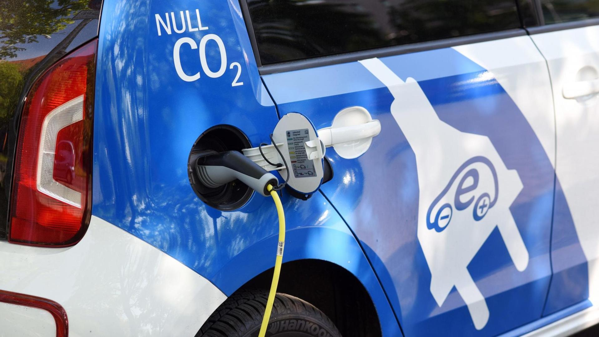 Ein Stromkabel ist am 10.05.2016 in Berlin (Berlin) an der Steckdose eines Elektroautos angeschlossen und am Auto ist der Schriftzug "NULL CO2" zu sehen. Ein Stromkabel ist am 10.05.2016 in Berlin (Berlin) an der Steckdose eines Elektroautos angeschlossen und am Auto ist der Schriftzug "NULL CO2" zu sehen.