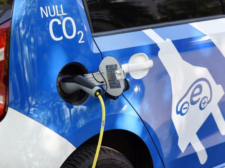 Ein Stromkabel ist am 10.05.2016 in Berlin (Berlin) an der Steckdose eines Elektroautos angeschlossen und am Auto ist der Schriftzug "NULL CO2" zu sehen.