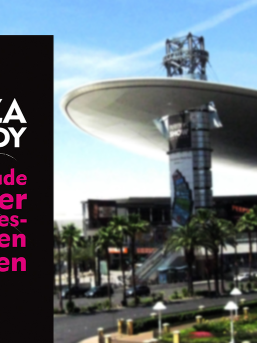 Im Vordergrund ist das Buchcover Ballade einer vergessenen Toten zu sehen. Im Hintergrund ein Einkaufszentrum in Las Vegas, das ein futuristische Architektur hat.