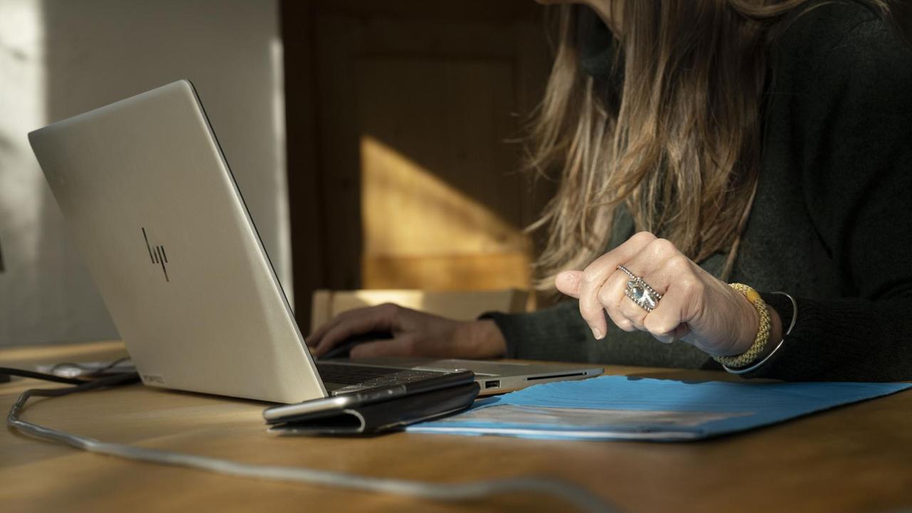 Eine Frau arbeitet im Homeoffice Eine Frau arbeitet im Homeoffice