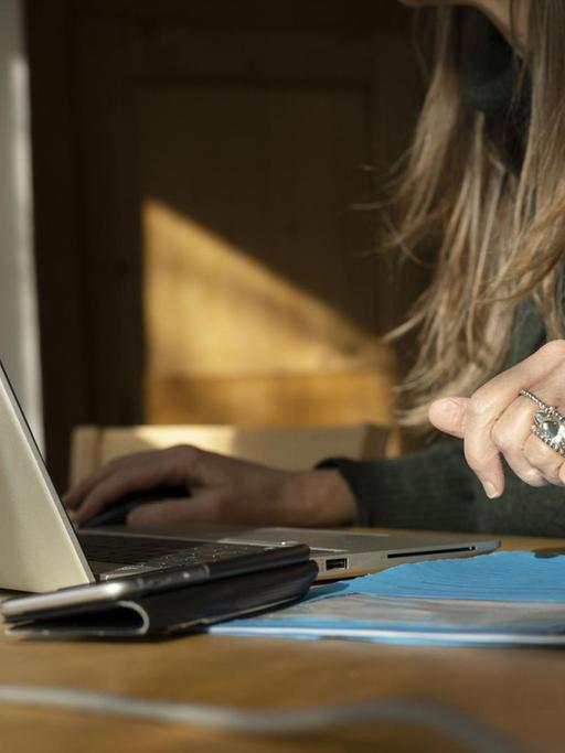 Eine Frau arbeitet im Homeoffice