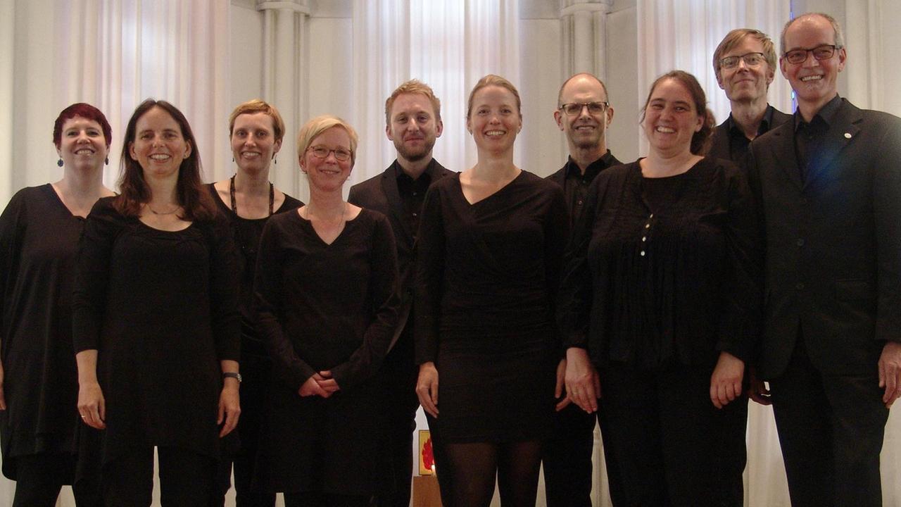 Gruppenbild des Chores.mit neun Sängerinnen und Sängern und der Chorleiterin. Gruppenbild des Chores.mit neun Sängerinnen und Sängern und der Chorleiterin.