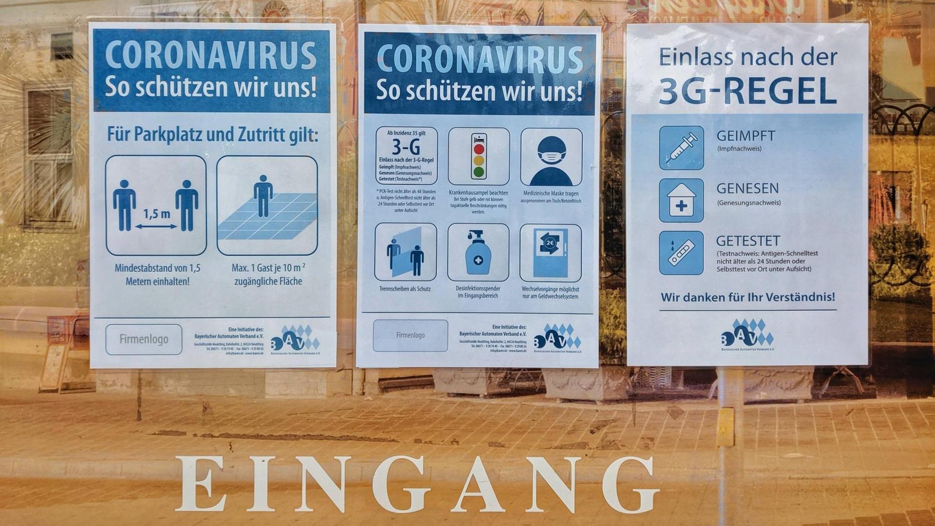 Ein Schild weißt im Eingangsbereich auf die Coronaregeln hin Ein Schild weißt im Eingangsbereich auf die Coronaregeln hin