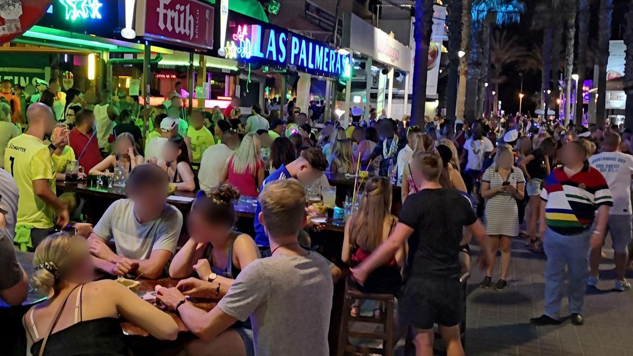 Dichtes Gedränge an der "Bierstraße" auf Mallorca. Dichtes Gedränge an der "Bierstraße" auf Mallorca.
