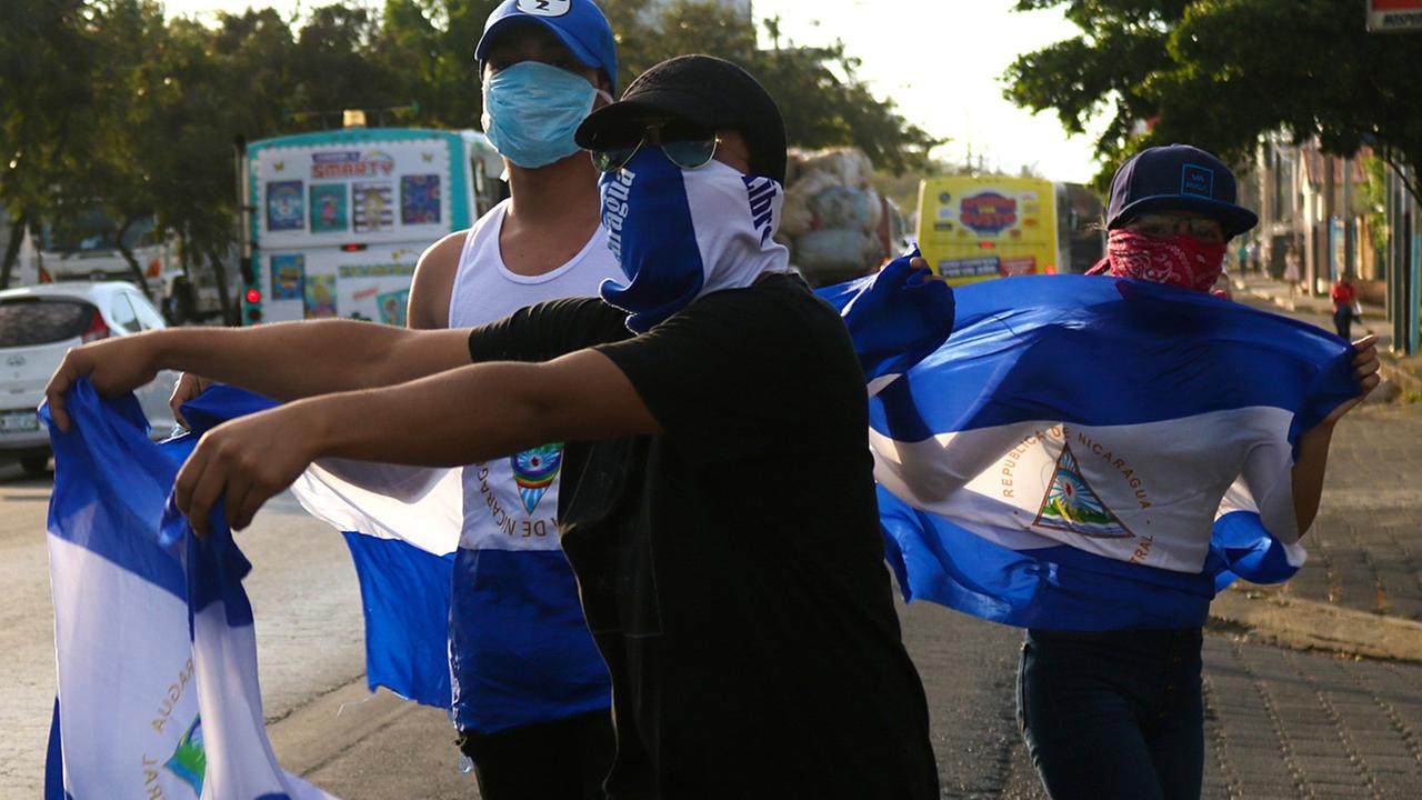 Maskierte Demonstranten in Managua