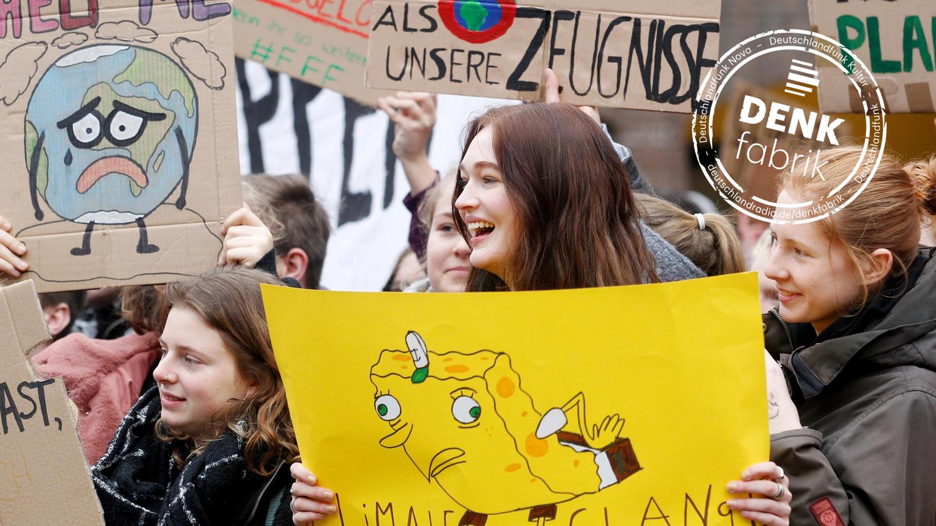 Schüler protestieren während einer Schülerdemonstration vor dem Düsseldorfer Rathaus mit einem Plakat "Unser Klima hat mehr Defizite als unsere Zeugnisse". Der Protest steht unter dem Motto "Fridays for Future". Schüler protestieren während einer Schülerdemonstration vor dem Düsseldorfer Rathaus mit einem Plakat "Unser Klima hat mehr Defizite als unsere Zeugnisse". Der Protest steht unter dem Motto "Fridays for Future".