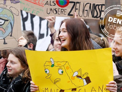 Schüler protestieren während einer Schülerdemonstration vor dem Düsseldorfer Rathaus mit einem Plakat "Unser Klima hat mehr Defizite als unsere Zeugnisse". Der Protest steht unter dem Motto "Fridays for Future".