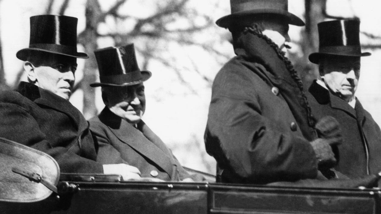 Der 28. Präsident der USA, der Demokrat Woodrow Wilson (links), neben seinem Nachfolger Warren G. Harding am Tag von dessen Inauguration (4. März 1921) in Washington D.C.