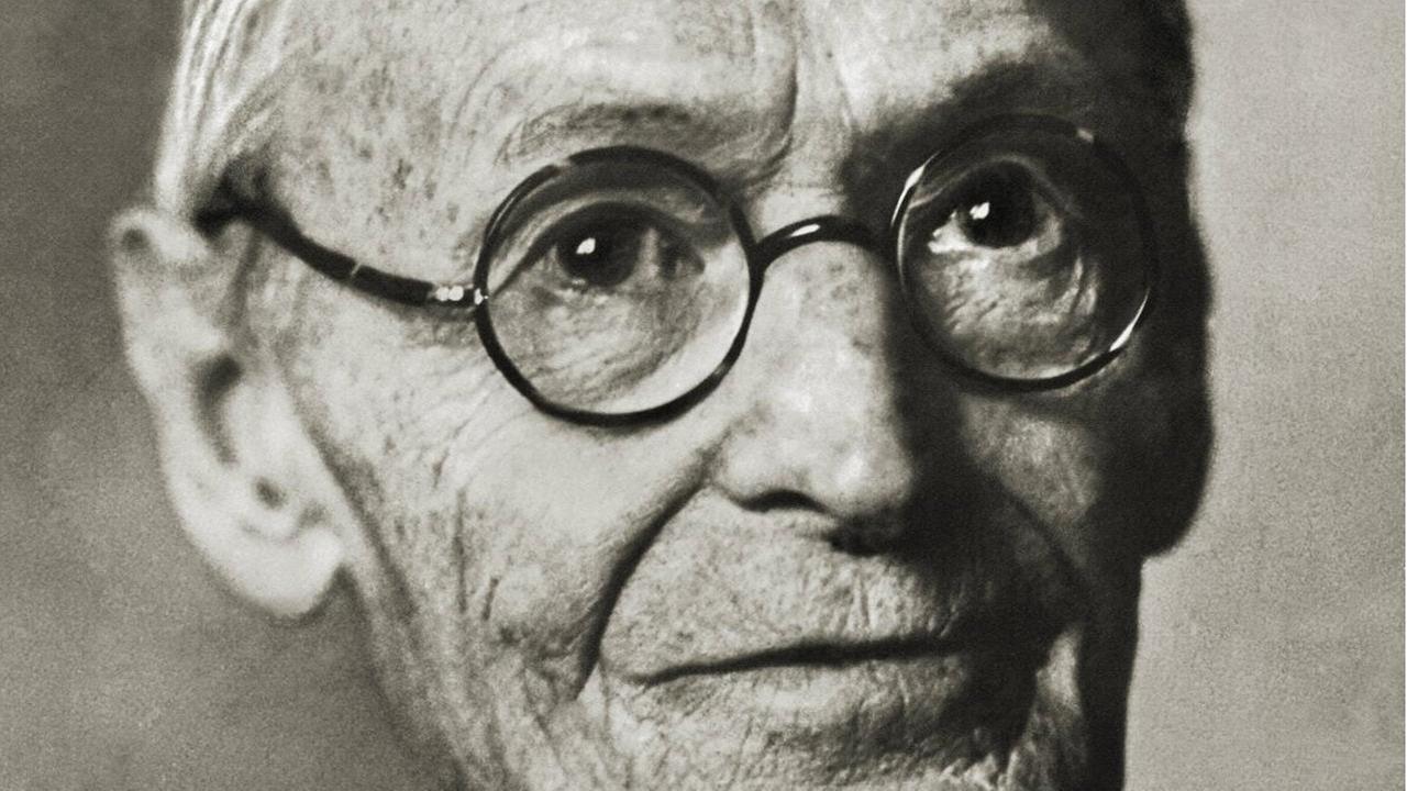 Eine historische schwarz/weiß Porträt-Aufnahme des Schriftstellers Hermann Hesse von 1958. Eine historische schwarz/weiß Porträt-Aufnahme des Schriftstellers Hermann Hesse von 1958.