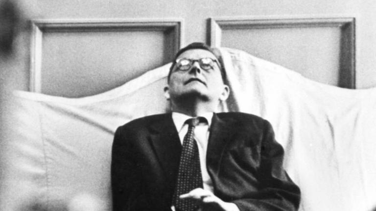 Dmitry Schostakowitsch sitzt mit zurückgeworfenem Kopf auf einem Sofa. Dmitry Schostakowitsch sitzt mit zurückgeworfenem Kopf auf einem Sofa.