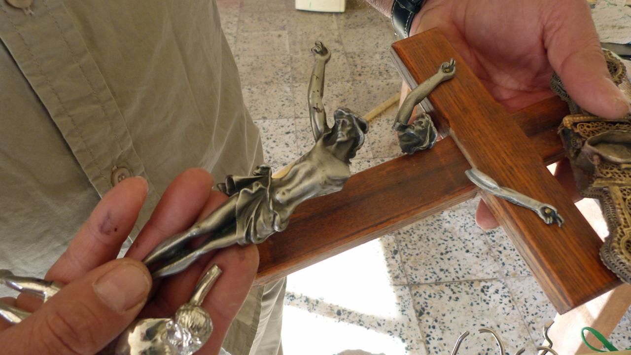 Zerstörtes Kruzifix in der ausgebrannten Sankt Adday Kirche im irakischen Karamlesh, östlich von Mossul. Zerstörtes Kruzifix in der ausgebrannten Sankt Adday Kirche im irakischen Karamlesh, östlich von Mossul.