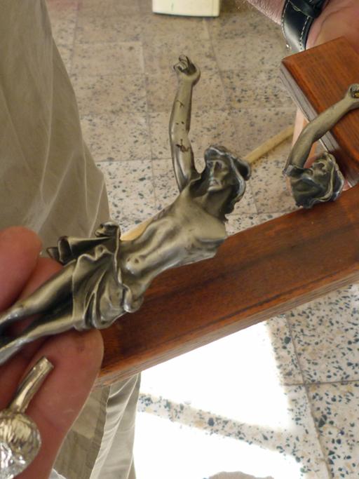 Zerstörtes Kruzifix in der ausgebrannten Sankt Adday Kirche im irakischen Karamlesh, östlich von Mossul.