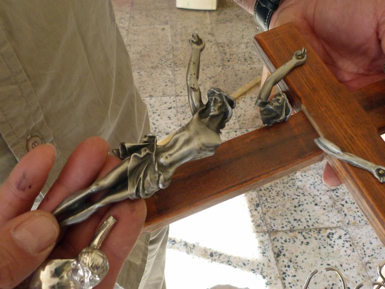 Zerstörtes Kruzifix in der ausgebrannten Sankt Adday Kirche im irakischen Karamlesh, östlich von Mossul.