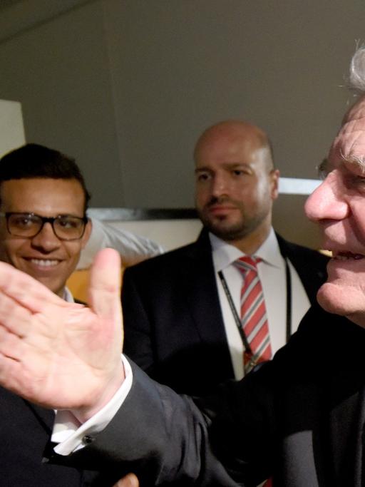 Bundespräsident Joachim Gauck spricht mit einem Flüchtling auf Malta.