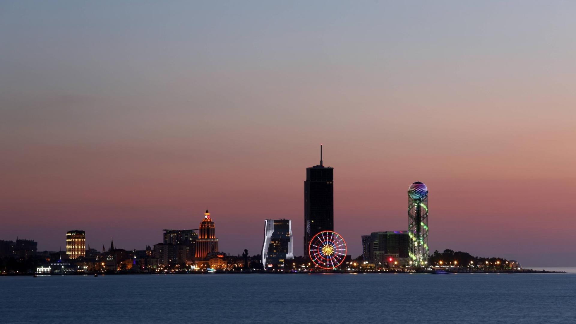 Skyline von Batumi im Abendlicht. (Georgien) Skyline von Batumi im Abendlicht. (Georgien)