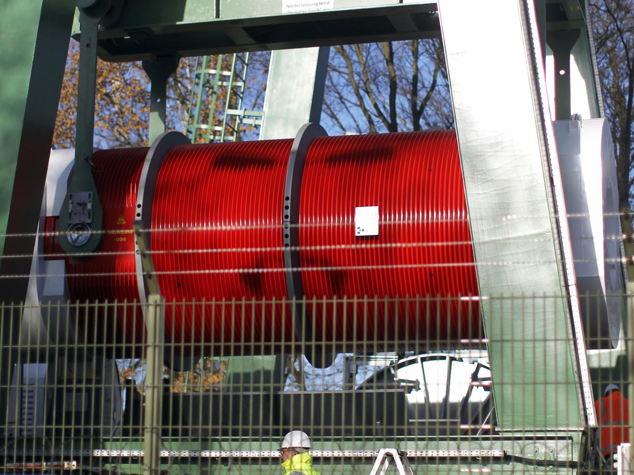 Castor-Behälter werden im November 2011 in Dannenberg mit einem Verladekran vom Zug auf Tieflader umgeladen. Castor-Behälter werden im November 2011 in Dannenberg mit einem Verladekran vom Zug auf Tieflader umgeladen.
