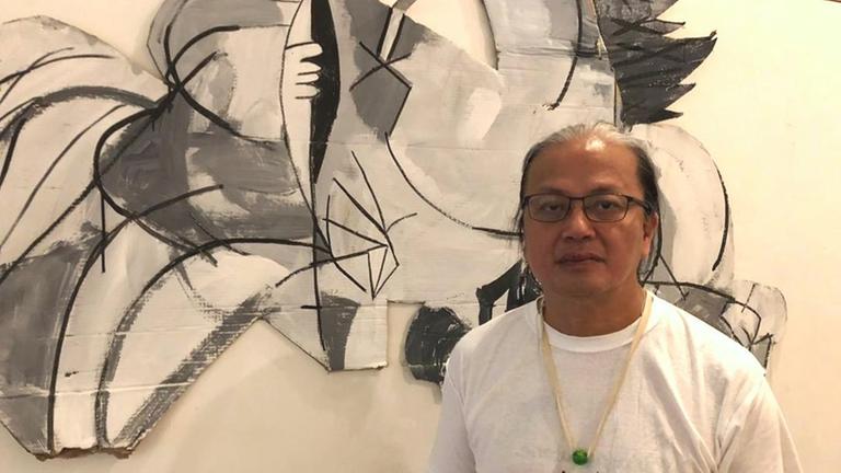 Hongkonger Maler und Galerist San Mu vor seinem Bild "Guernica" Hongkonger Maler und Galerist San Mu vor seinem Bild "Guernica"