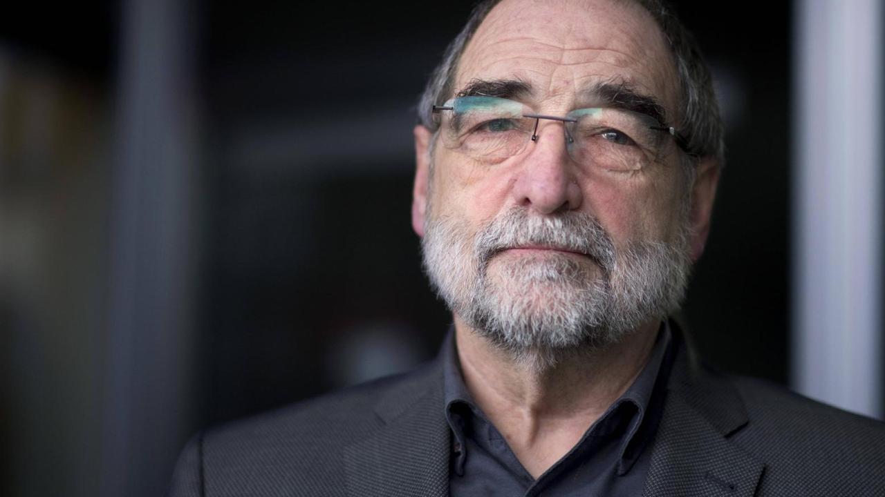 Ein Mann mit randloser Brille und grauem Bart schaut in die Kamera. Es ist der Rechtswissenschaftler Robert Roßbruch. Ein Mann mit randloser Brille und grauem Bart schaut in die Kamera. Es ist der Rechtswissenschaftler Robert Roßbruch.