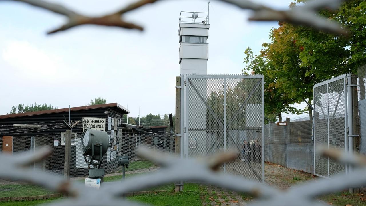 Blick durch einen rekonstuierten DDR-Grenzsperr- und Signalzaun auf das Grenzmuseum Schifflersgrund in Asbach-Sickenberg, Thüringen Blick durch einen rekonstuierten DDR-Grenzsperr- und Signalzaun auf das Grenzmuseum Schifflersgrund in Asbach-Sickenberg, Thüringen