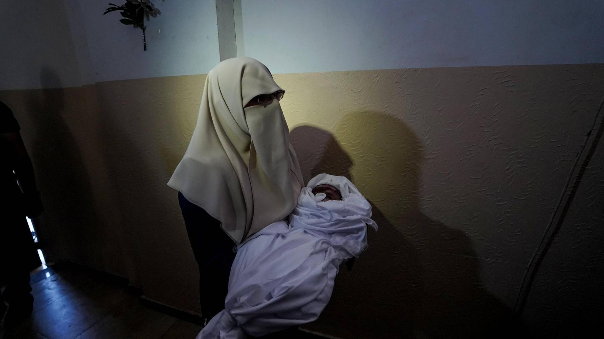 Im Gazastreifen trauert eine Verwandte am 6. Mai 2019 um ein palästinensisches Baby, das bei israelischen Luftangriffen getötet wurde. Im Gazastreifen trauert eine Verwandte am 6. Mai 2019 um ein palästinensisches Baby, das bei israelischen Luftangriffen getötet wurde.
