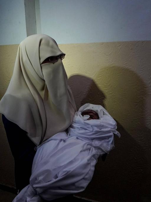 Im Gazastreifen trauert eine Verwandte am 6. Mai 2019 um ein palästinensisches Baby, das bei israelischen Luftangriffen getötet wurde.