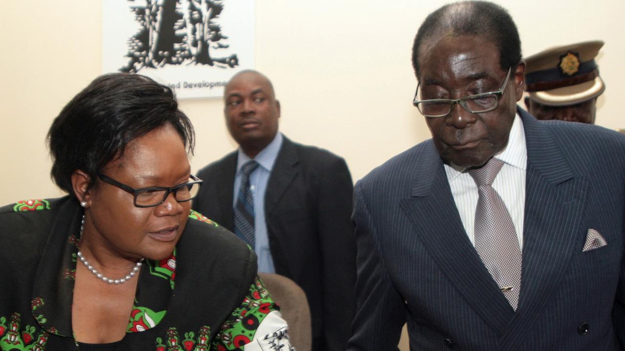 Simbabwes Präsident Robert Mugabe (r.) mit der Vize-Präsidentein Joice Mujuru, die Mugabe politisch ausgeschaltet hat.