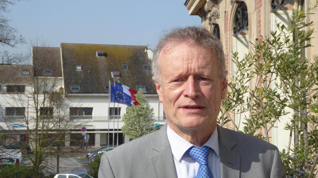 Bürgermeister Blazy will von "Grand Paris" profitieren: Auf den Feldern seiner Kommune soll ein riesiges Freizeit- und Konsumzentrum entstehen. Bürgermeister Blazy will von "Grand Paris" profitieren: Auf den Feldern seiner Kommune soll ein riesiges Freizeit- und Konsumzentrum entstehen.