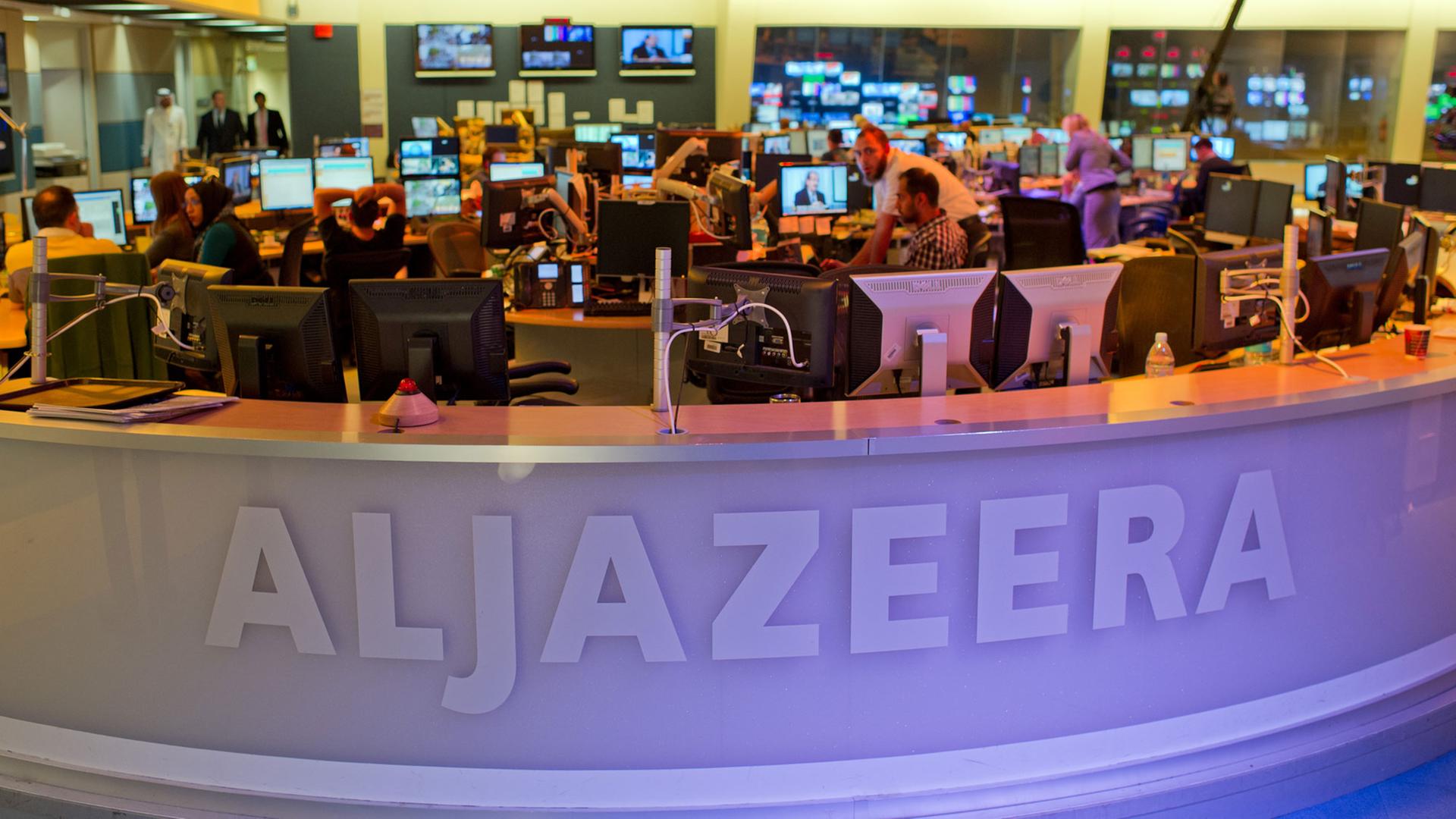Journalisten arbeiten in Doha, der Hauptstadt von Katar, in einem Newsroom des arabischen Nachrichtensenders Al-Dschasira. Journalisten arbeiten in Doha, der Hauptstadt von Katar, in einem Newsroom des arabischen Nachrichtensenders Al-Dschasira.