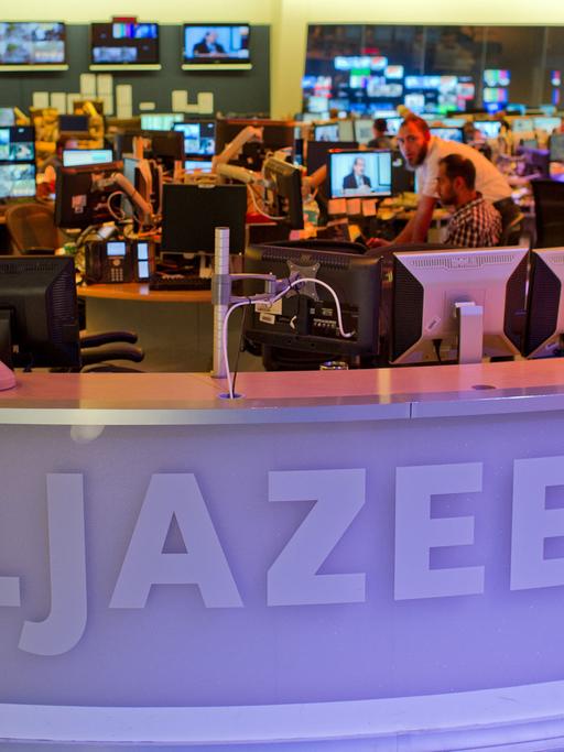 Journalisten arbeiten in Doha, der Hauptstadt von Katar, in einem Newsroom des arabischen Nachrichtensenders Al Jazeera.