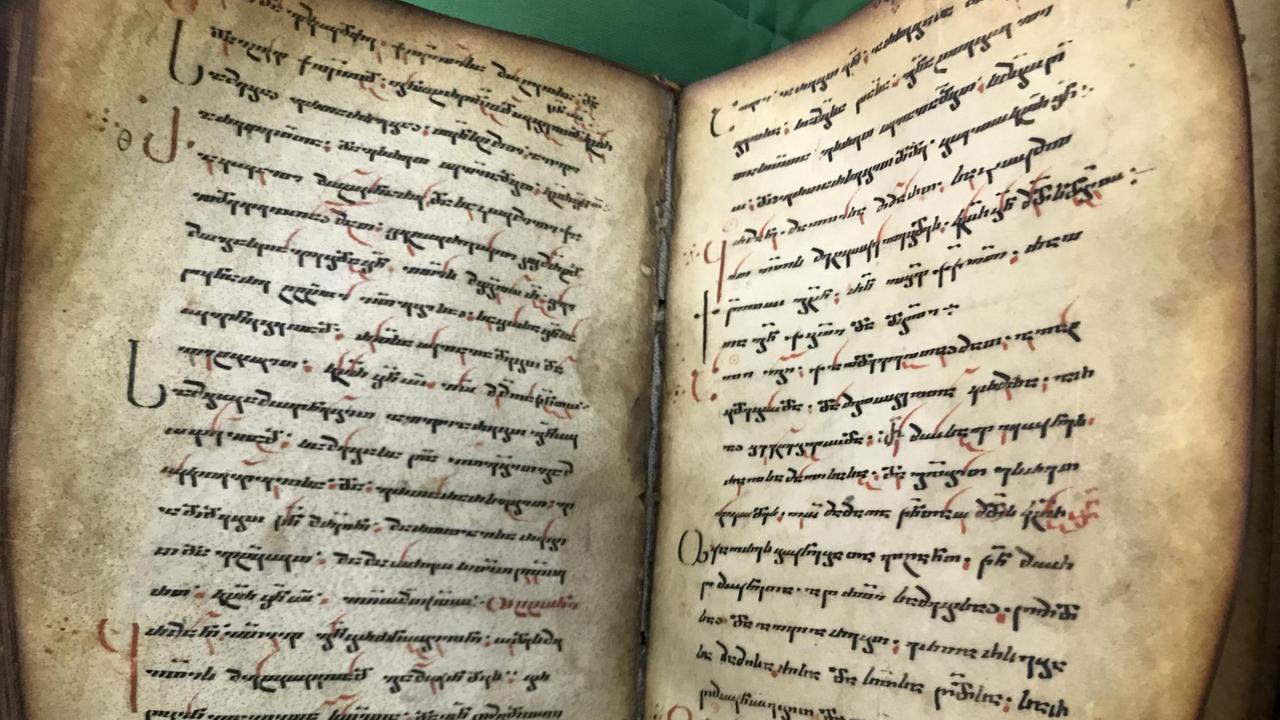 Handschrift aus dem 10. Jahrhundert mit georgischen Texten - zwischen den Zeilen sind in roter Tinte die frühen Notationen auszumachen Handschrift aus dem 10. Jahrhundert mit georgischen Texten - zwischen den Zeilen sind in roter Tinte die frühen Notationen auszumachen