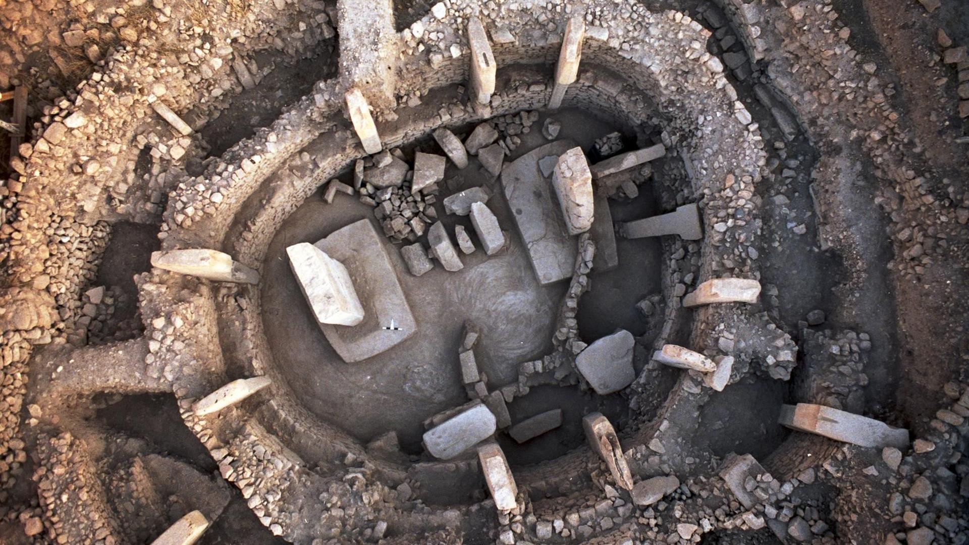 Der Göbekli Tepe kann als Monumentalbauwerk der damaligen Zeit gelten - doch als Tempel für jedermann war er dennoch schlicht zu klein - ehrer diente er religiösen Spezialisten, vermuten Forscher Der Göbekli Tepe kann als Monumentalbauwerk der damaligen Zeit gelten - doch als Tempel für jedermann war er dennoch schlicht zu klein - ehrer diente er religiösen Spezialisten, vermuten Forscher