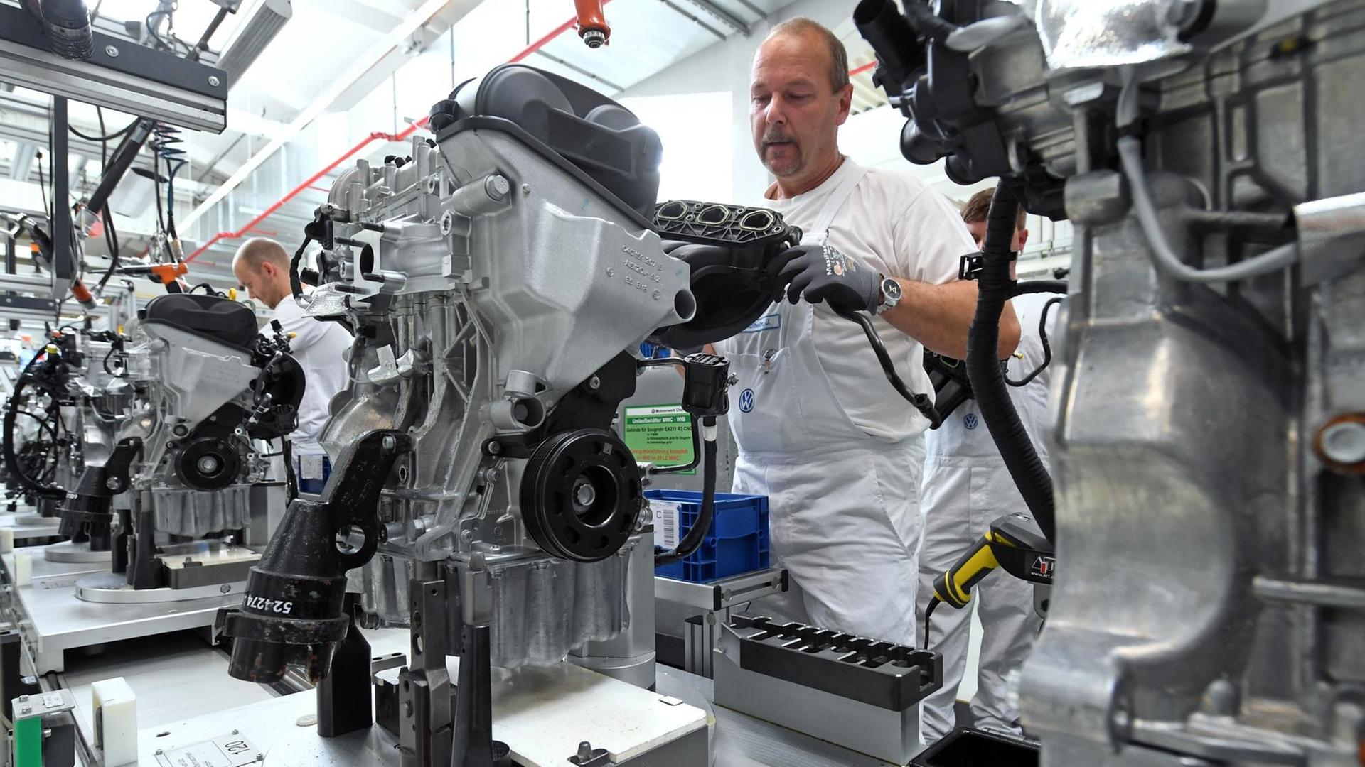 Motoren werden am 19.06.2017 im Motorenwerk von Volkswagen Sachsen in Chemnitz (Sachsen) über die Fertigungslinie gefahren. Motoren werden am 19.06.2017 im Motorenwerk von Volkswagen Sachsen in Chemnitz (Sachsen) über die Fertigungslinie gefahren.