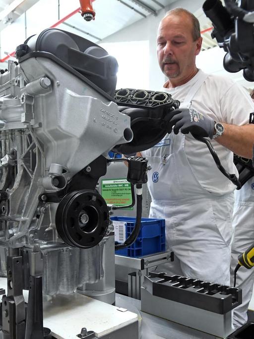 Motoren werden am 19.06.2017 im Motorenwerk von Volkswagen Sachsen in Chemnitz (Sachsen) über die Fertigungslinie gefahren.