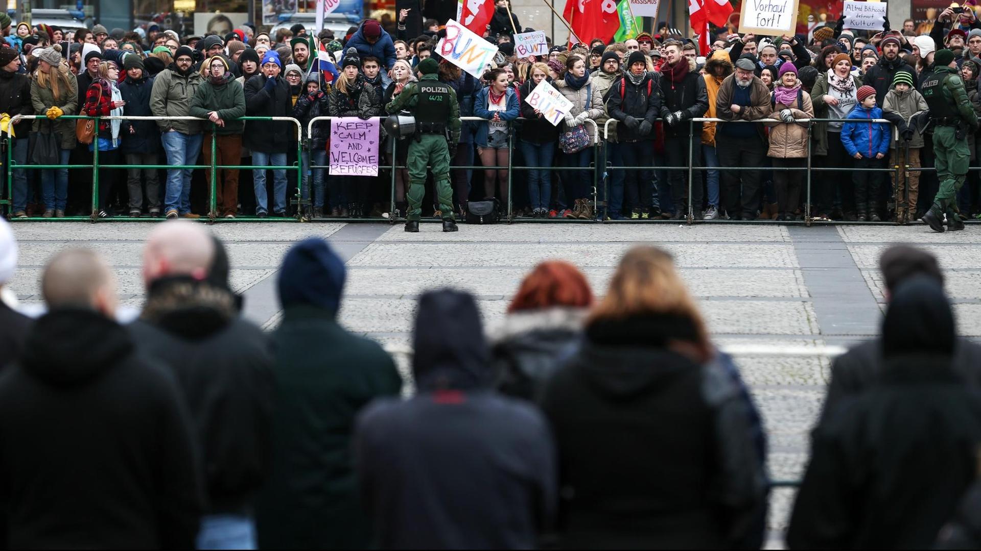 Eine kleine Gruppe Rechter steht in Bamberg hunderten Gegendemonstranten gegenüber Eine kleine Gruppe Rechter steht in Bamberg hunderten Gegendemonstranten gegenüber