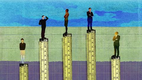 Illustration von Menschen, die auf Linealen stehen und die Höhe in der Unternehmenshierarchie messen.