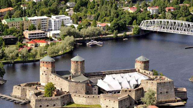 Die bekannteste Sehenswürdigkeit Savonlinnas: die Burg Olavinlinna. Hier finden die Opernfestspiele statt.