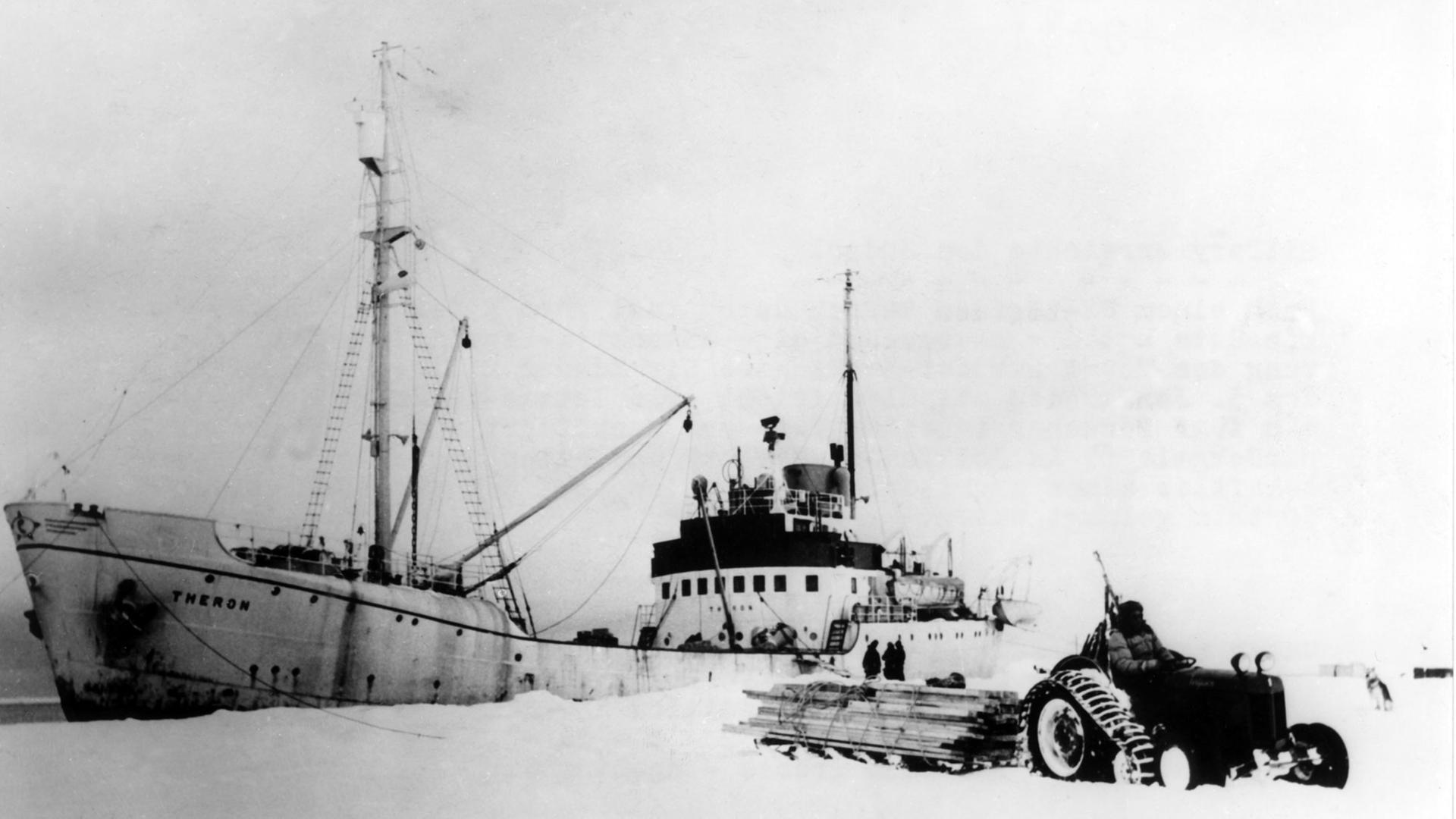 Sir Edmund Hillary, auf Traktor sitzend, entlädt am 3. März 1958 das Versorgungsschiff "Theron" in der Scott Base, wo die Commonwealth Trans-Antarctic Expedition (CTAE) unter Leitung von Hillary und dem Wissenschaftler Vivian Fuchs einen Tag zuvor erfolgreich abgeschlossen werden konnte. Sir Edmund Hillary, auf Traktor sitzend, entlädt am 3. März 1958 das Versorgungsschiff "Theron" in der Scott Base, wo die Commonwealth Trans-Antarctic Expedition (CTAE) unter Leitung von Hillary und dem Wissenschaftler Vivian Fuchs einen Tag zuvor erfolgreich abgeschlossen werden konnte.